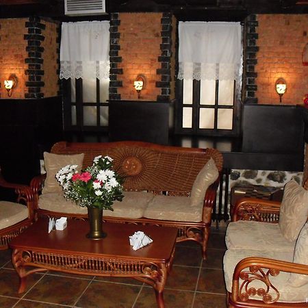 Guest House Bujtina Leon Korce Exterior photo